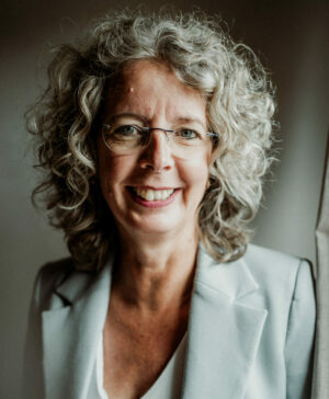 Thea van Bodegraven - auteur van Gedwongen